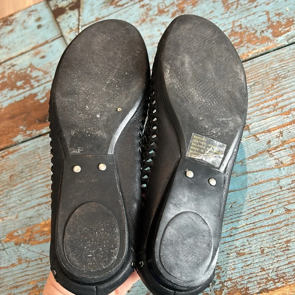 b. MAKOWSKY Black LEATHER FLATS w/  silver studs and perforation detail size 7.5 - Picture 7 of 8
